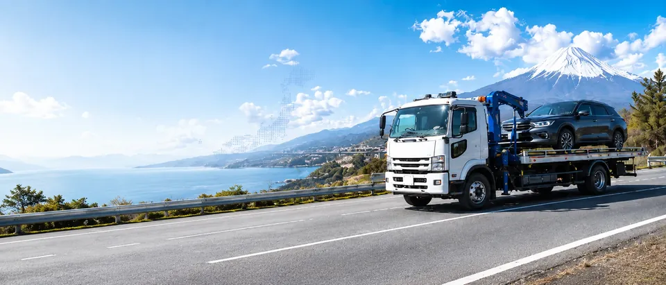 レッカー車が乗用車を搬送している様子